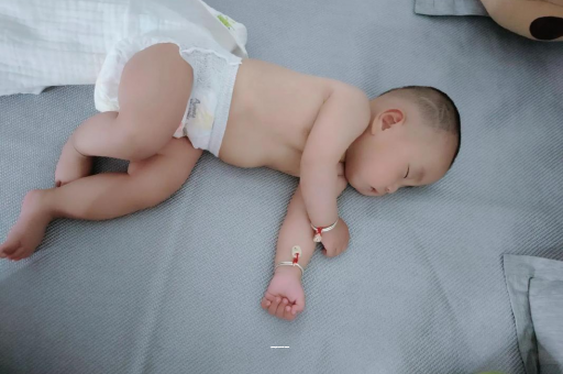 阳春四个月宝宝不爱笑